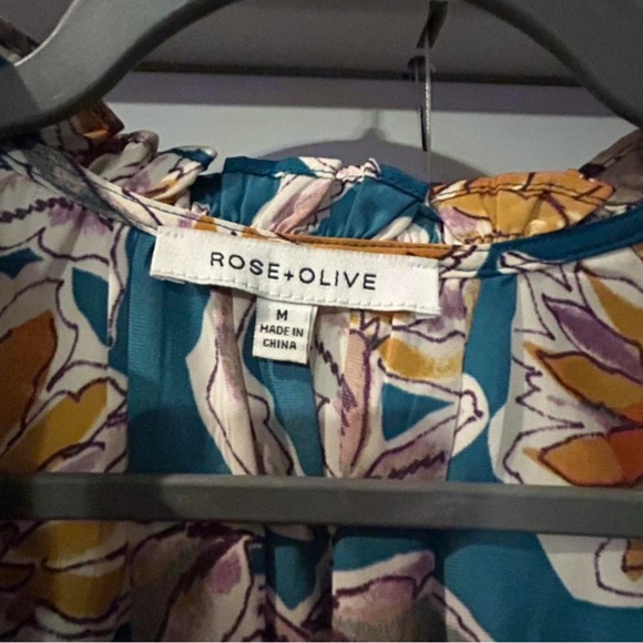 Floral Ruffle Sleeve Blouse - Picture 2 of 3